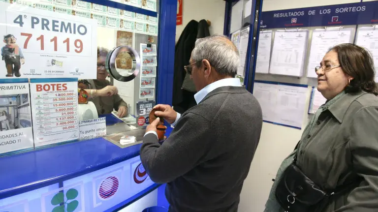 Imagen de archivo de una administración de Lotería EFE