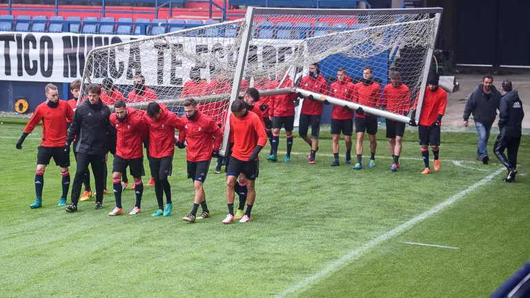 Joaquín Caparrós dirige el entrenamiento de los rojillos en el Sadar. PABLO LASAOSA 08