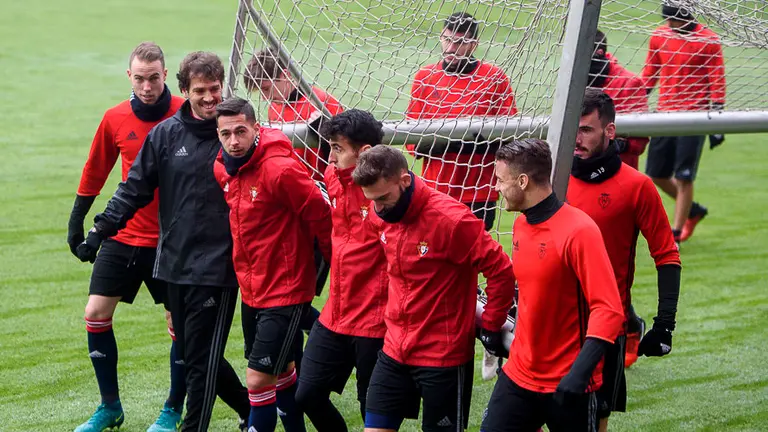 Joaquín Caparrós dirige el entrenamiento de los rojillos en el Sadar. PABLO LASAOSA 09