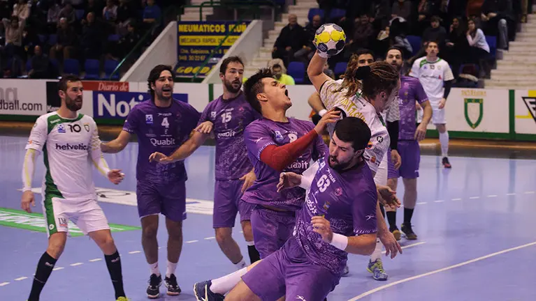Partido de balonmano entre Anaitasuna y Quabit Guadalajara. MIGUEL OSÉS_27