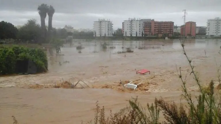 Desbordamientos e inundaciones en Mijas, Málaga, debido a las fuertes lluvias TWITTER Walass74