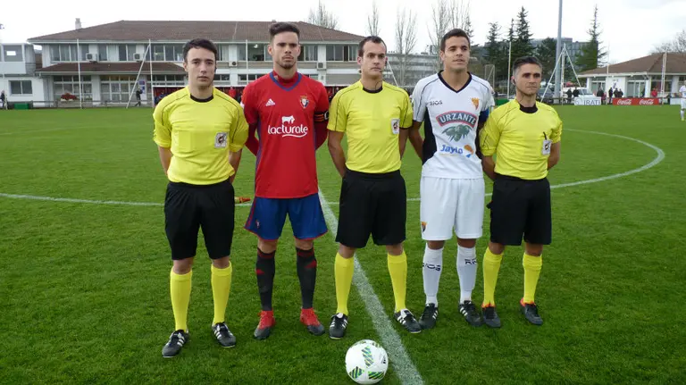 Trio arbitral y capitanes de Osasuna B y Tudelano en Tajonar.