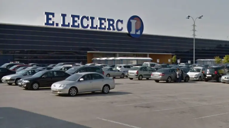 Imagen de la fachada y aparcamiento del supermercado E Leclerc, en Cordovilla ARCHIVO