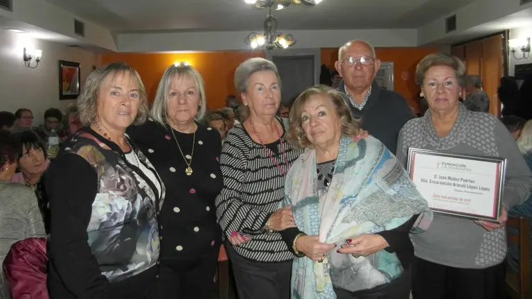 Placa para Juan Muñoz y Encarna Araceli en el bar Etayo.