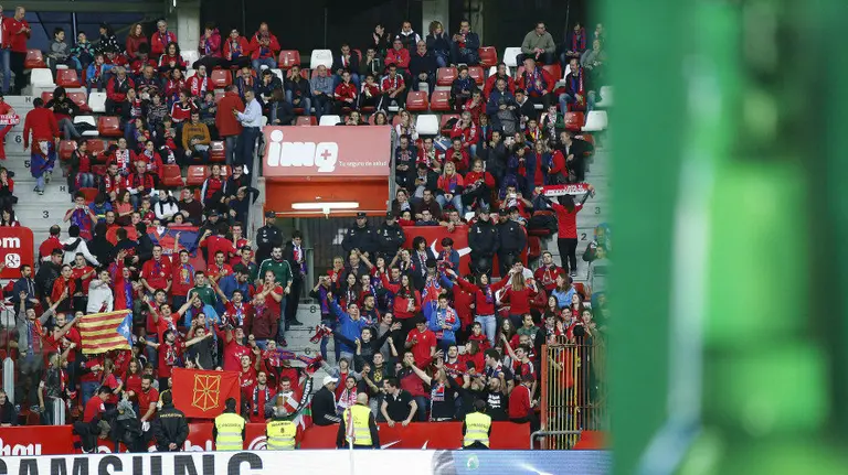 Afici&oacute;n de Osasuna en las gradas del Molin&oacute;n. Lfp.