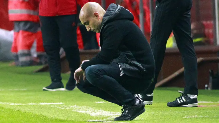 GRA269. GIJÓN, 04/12/2016.- El entrenador del Sporting, Abelardo Fernández al finalizar el partido de la decimocuarta jornada de Liga disputado hoy frente al Osasuna en el estadio de El Molinón. EFE/Alberto Morante