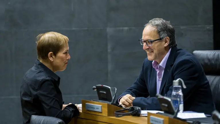 Uxue Barkos (Geroa Bai) y Adolfo Araiz (EH Bildu) en el pleno del Parlamento de Navarra. (2). IÑIGO ALZUGARAY