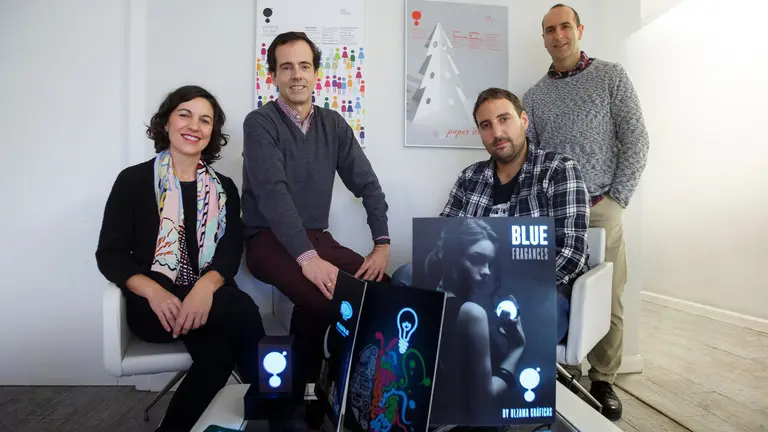 De izq. a dcha. Gurutze P&eacute;rez, Jos&eacute; Ignacio Oteiza, Borja Muerza y Eugenio Gub&iacute;a, con los electroluminiscentes desarrollados en este proyecto.