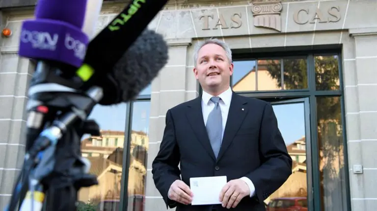 El secretario general del Tribunal de Arbitraje Deportivo (TAS), Matthieu Reeb, habla con los periodistas durante la resolución 