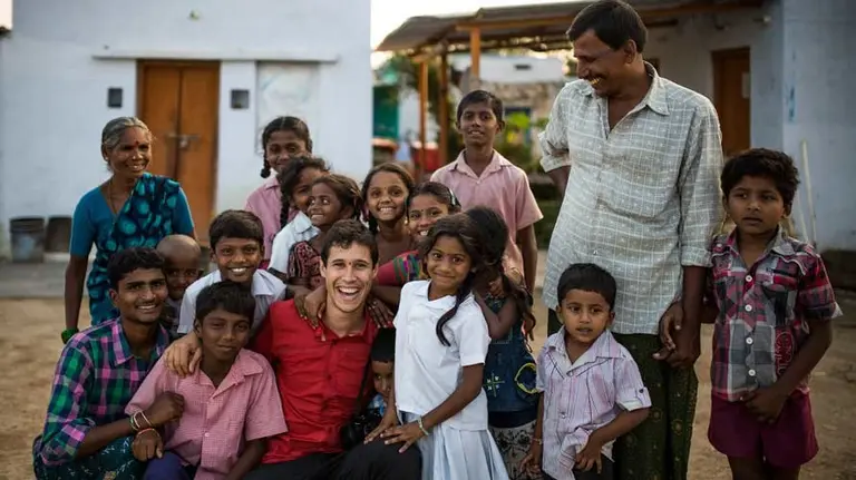 El fotoperiodista pamplona, Pablo Lasaosa, durante su viaje por la India.