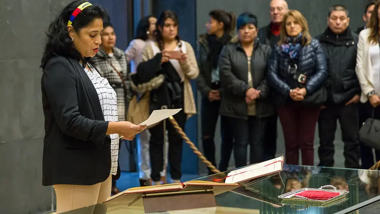 Fanny Carrillo toma posesión como nueva parlamentaria de Podemos en Navarra. IÑIGO ALZUGARAY