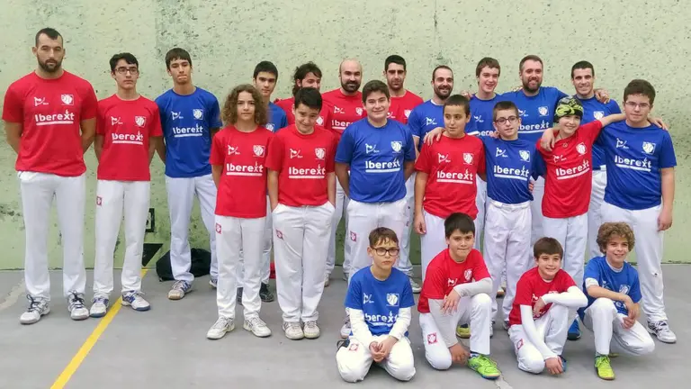 Varios participantes en el intercambio de pelotaris de Barcelona.