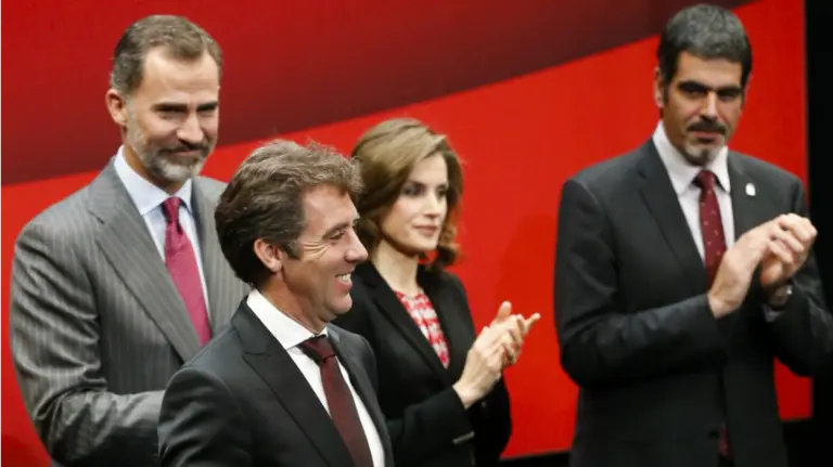 El rejoneador navarro Hermoso de Mendoza recibe la Medalla de Oro de las Bellas Artes en San Sebastián. EFE