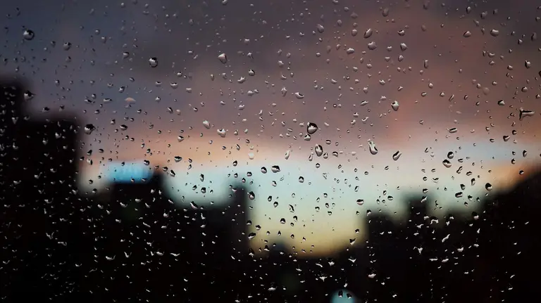 Cristales mojados por la lluvia tras una tormenta.