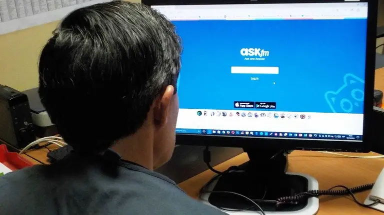 Agente de policía judicial investigando la red social ASF.FM