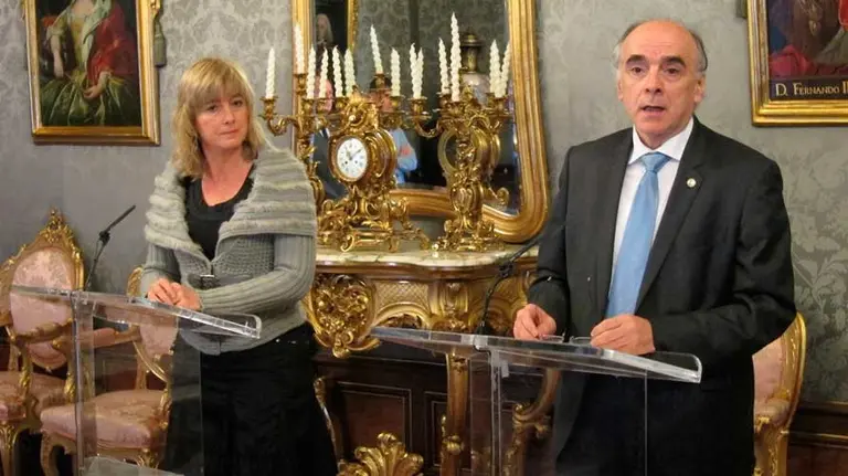 Acuerdo anual entre el Gobierno de Navarra y la Academia de la Lengua Vasca. En la foto, la consejera Ana Ollo y el presidente de &#39;Euskaltzaindia&#39;. EUROPA PRESS