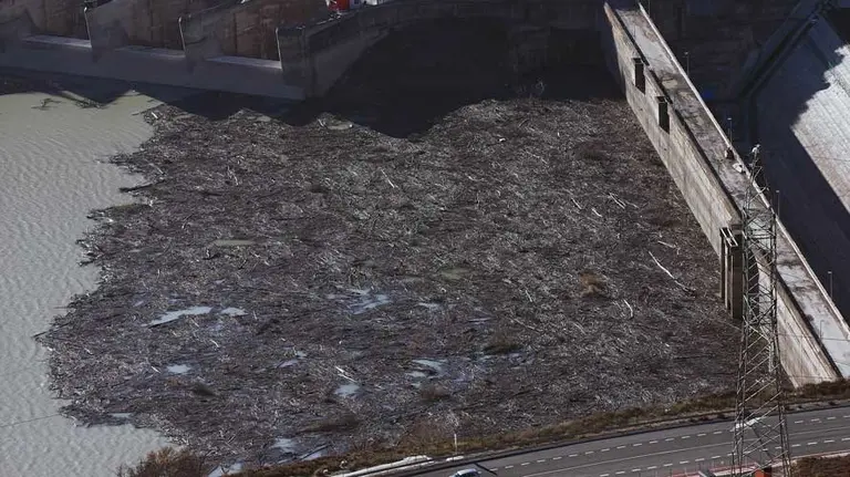 Pared de la presa de Yesa tras las últimas lluvias caídas en la Comunidad foral. EFE Jesús Diges