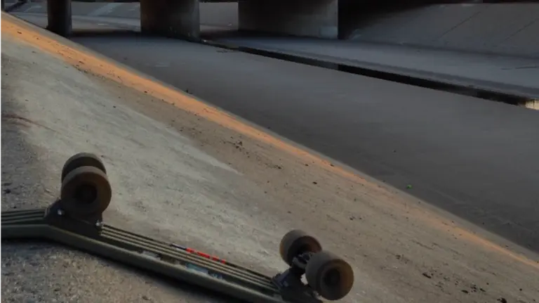 Un monopatín abandonado en una carretera