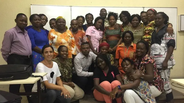 La profesora de la UPNA Leticia San Martín, con los alumnos del máster en el Instituto Superior de Enfermería de Kinsasa.
