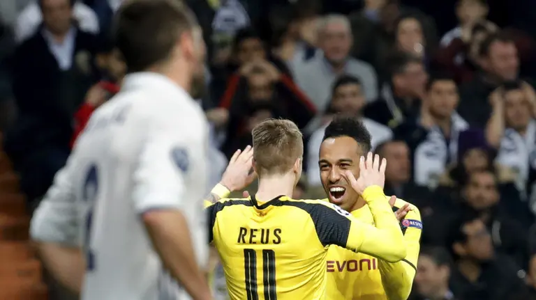 GRA371. MADRID. 07/12/2016.- El centrocampista del Borussia Dortmund Marco Reus (c) celebra su gol, segundo del equipo alemán ante el Real Madrid, con Pierre Emerick Aubameyang (d), durante el partido de la sexta jornada de la fase de grupos de la Liga de Campeones que se juega esta noche en el estadio Santiago Barnabéu, en Madrid. EFE/JuanJo Martín