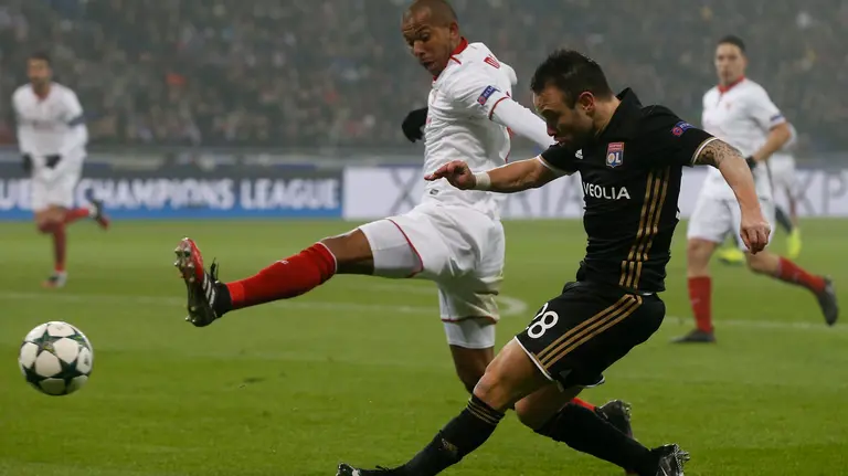 LYO18 - LYON (FRANCIA), 7/12/2016.- Mariano Ferreira (i) del Sevilla FC disputa el balón con Mathieu Valbuena (d) del Olympique Lyonnais hoy, miércoles 7 de diciembre de 2016, durante su partido de la Liga de Campeones de la UEFA en Lyon (Francia). EFE/GUILLAUME HORCAJUELO 