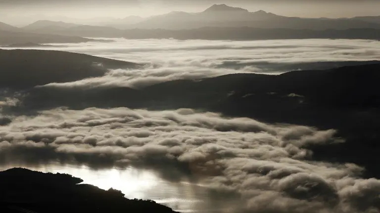 Tiempo. Un manto de nubes cubre casi en su totalidad el pantano de Yesa. EfeDiges