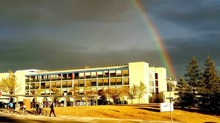 Imagen ganadora del premio Premios a la Creatividad 2016 de la UPNA Iris sobre UPNA, de Weigeng Liang.