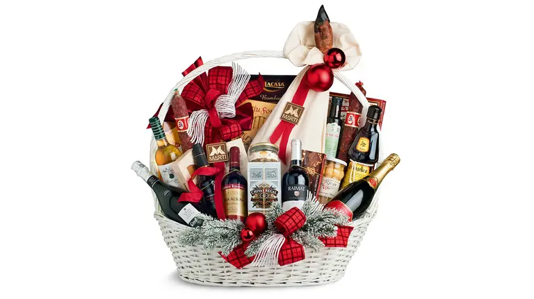 Una típica cesta de Navidad, uno de los aguinaldos más comunes con los que obsequian las empresas a sus trabajadores