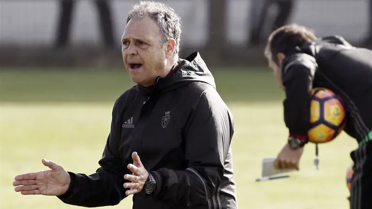 El entrenador de Osasuna Joaquín Caparros, durante el entrenamiento en las instalaciones de Tajonar previo al partido de Liga que el equipo disputa este sábado en el Estadio de El Sadar ante el F.C Barcelona. EFE/Jesús Diges
