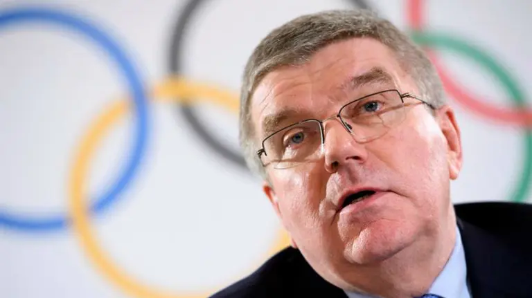 El presidente del Comité Olímpico Internacional (COI), Thomas Bach, da una rueda de prensa. Efe