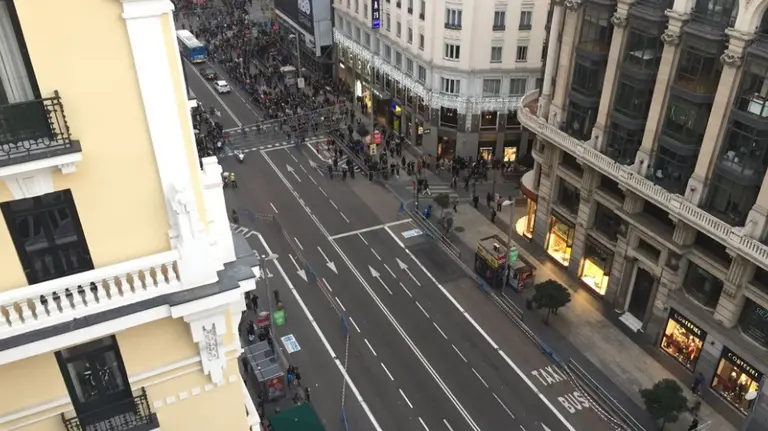 Panorámica de la zona de la Gran Via madrileña desalojada por una amenaza de bomba que ha resultado ser falsa JOSÉ DAVID PALACIO