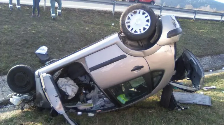 Vuelco de un coche en la AP15 en el que una mujer ha resultado herida leve BOMBEROS