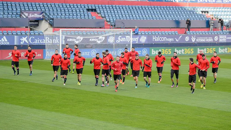 Osasuna enterna en el Sadar a las órdenes de Joaquín Caparrós. PABLO LASAOSA 18