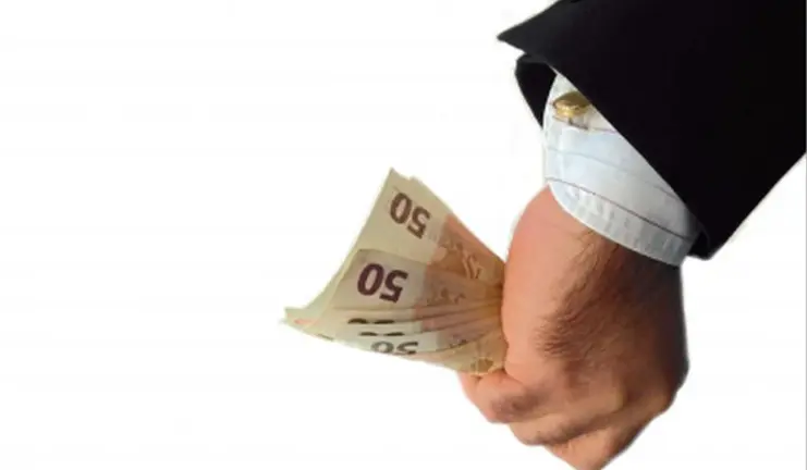 Toma el dinero y corrompe