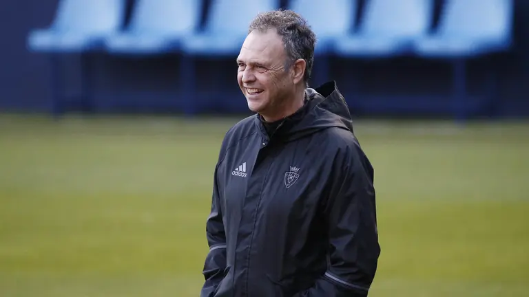 El entrenador de Osasuna Joaquin Caparros, durante el entrenamiento en el estadio de El Sadar donde ha estado preparando junto a la plantilla rojilla el partido que mañana sábado disputarán ante el F.C Barcelona. EFE/Jesús Diges