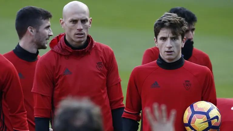 Los jugadores de Osasuna Nauzet Pérez y Miguel Olavide (d), durante el entrenamiento en el estadio de El Sadar donde han estado preparando junto con el resto de la plantilla el partido que disputarán ante el F.C Barcelona. EFE/Jesús Diges