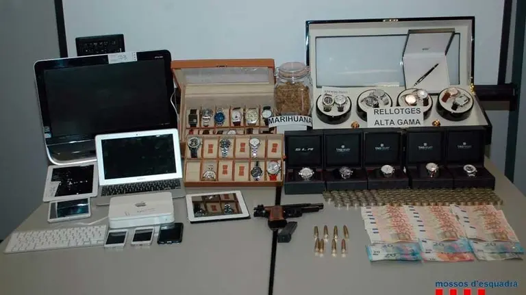 Objetos incautados durante la detención del padre de Nadia. EP