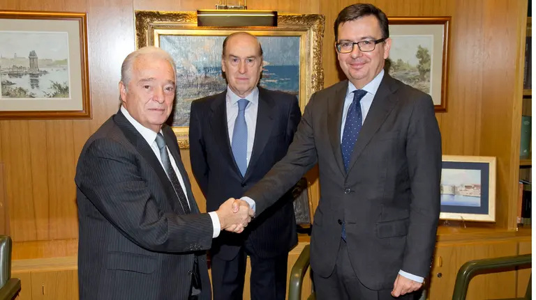 Los Consejeros de El Corte Inglés Carlos Martínez Echavarría y Florencio Lasaga junto al Vicepresidente del Banco Europeo de Inversiones, Román Escolano CEDIDA