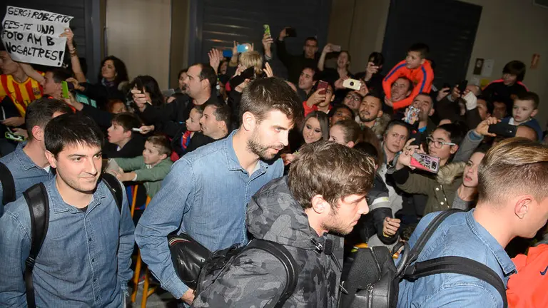 El F.C. Barcelona a su llegada al aeropuerto de Pamplona. PABLO LASAOSA 10