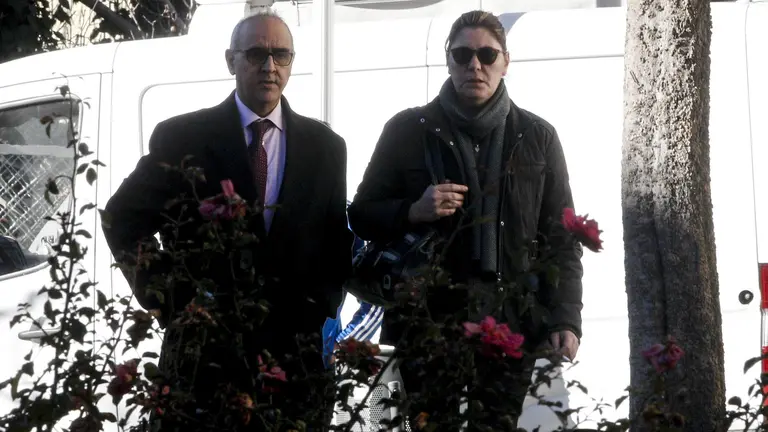 GRA121. LA SEU D'URGELL (LLEIDA), 09/12/2016.- El abogado Alberto Martín, a su llegada hoy a los juzgados de La Seu d'Urgell (Lleida) junto a su cliente, Marga Garau, la madre de Nadia, la niña de 11 años afectada de una enfermedad rara, donde debe prestar declaración judicial. EFE/Quique García