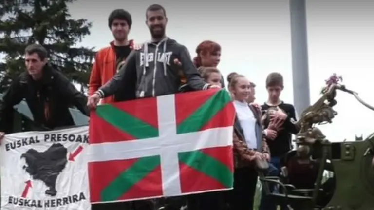 Adur Ramírez, uno de los detenidos en la agresión de Alsasua a dos guardias civiles y sus parejas, sostiene una ikurriña