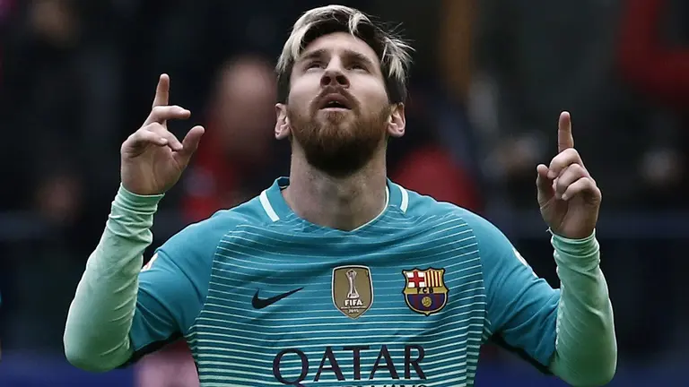 GRA101. PAMPLONA, 10/12/2016.- El delantero argentino del FC Barcelona Leo Messi celebra el tercer gol de su equipo ante el Osasuna, durante el partido de la jornada 15 de la Liga Santander de Primera División jugado este mediodía en el estadio de El Sadar. EFE/Jesús Diges