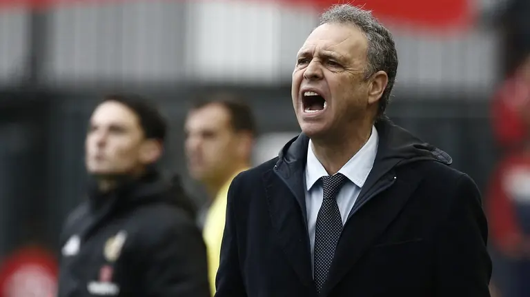 El entrenador de Osasuna, Joaquín Caparrós, dirige desde la banda a su equipo ante el FC Barcelona. EFE/Jesús Diges