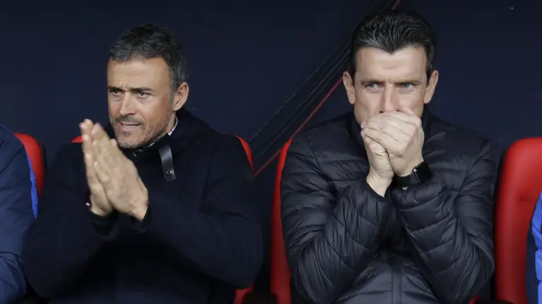 GRA115. PAMPLONA, 10/12/2016.- El entrenador del FC Barcelona, Luis Enrique (i), y su segundo, Juan Carlos Unzué (d), en el banquillo, durante el partido de la jornada 15 de la Liga Santander de Primera División jugado este mediodía en el estadio de El Sadar. EFE/Villar López
