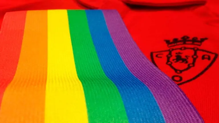 Brazalete contra la homofobia que ha lucido Osasuna en el partido contra el FCBarcelona. OSASUNA