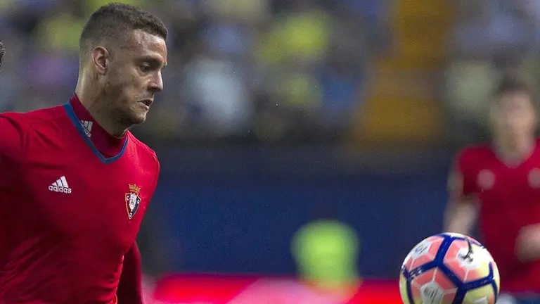 GRA421. VILLARREAL, 25/09/2016.- El delantero italiano del Villarreal Nicola Sansone (i) y el defensa hispano-dominicano del Osasuna Tano Bonnín (d), durante el partido frente al Osasuna de la sexta jornada de Liga que disputan ambos equipos hoy en el estadio el Sadar. EFE/Domenech Castelló