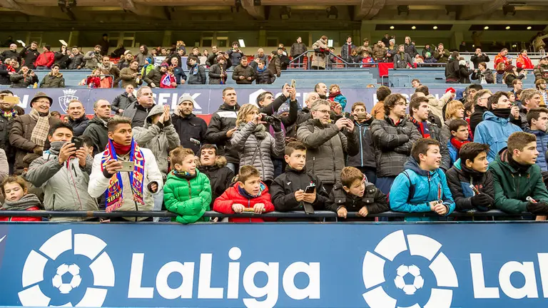 La afición en El Sadar durante el partido entre Osasuna y FC Barcelona (1). IÑIGO ALZUGARAY