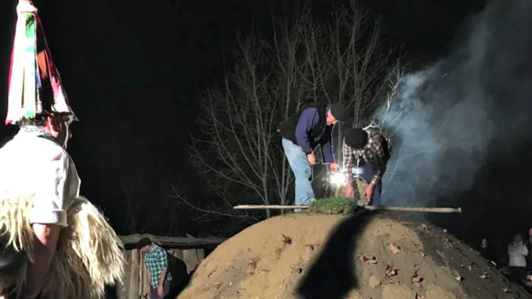 Encendido de una crabonera en el parque Irrisarri Land en Igantzi IRRISARRI LAND