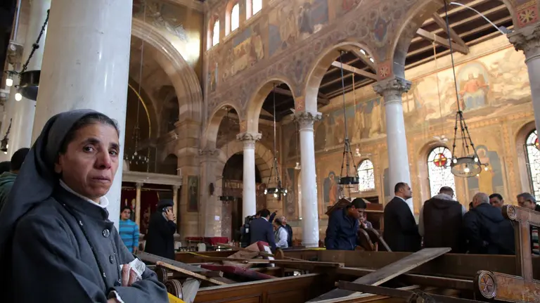 Una religiosa contempla los restos de la explosi&oacute;n en una catedral cristiana de El Cairo EL ESPA&Ntilde;OL