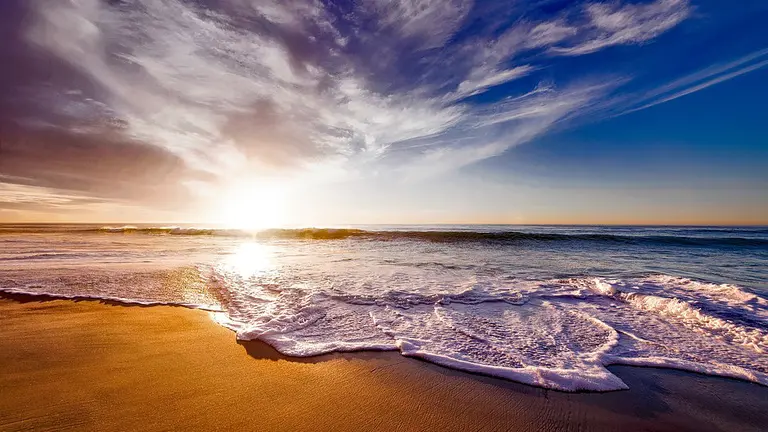 Amanecer a la orilla de una playa ARCHIVO